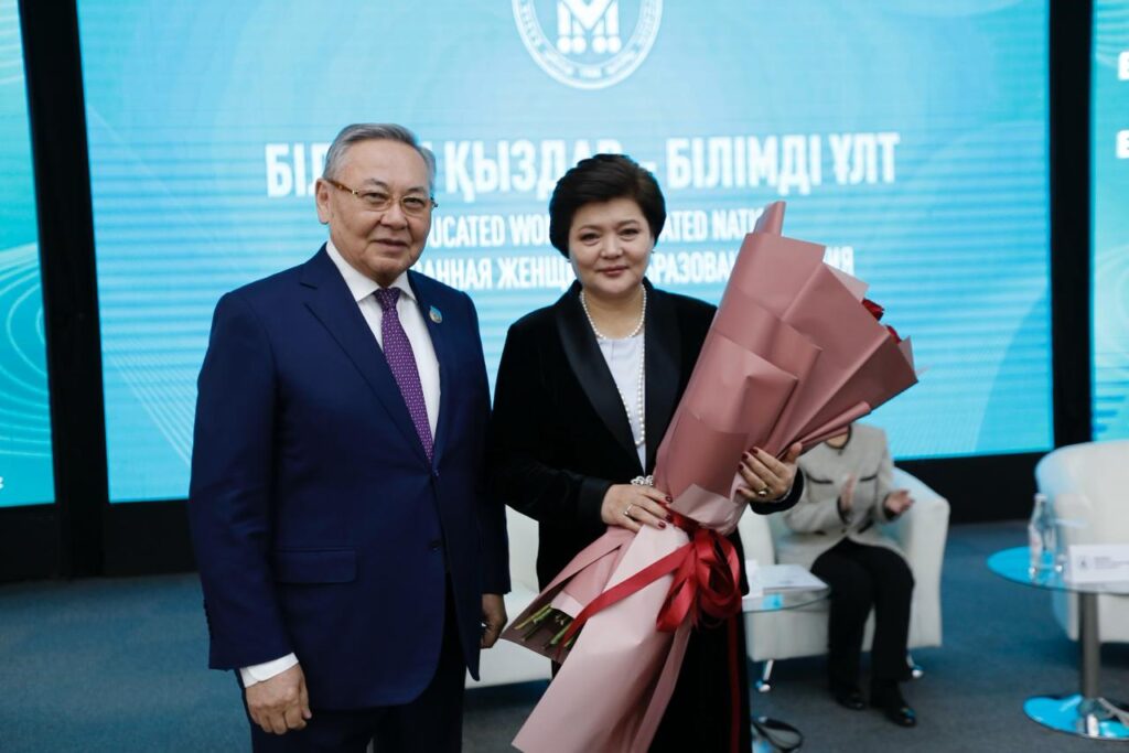 «Видеопрезентация, подготовленная с помощью искусственного интеллекта по книге Омархана Өксикбаева «Саясат сахнасындағы сөздер (Слова на политической арене».